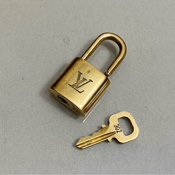 LOUIS VUITTON Lock and Key on (unbranded)Bracelet #302 - Picture 6 of 8